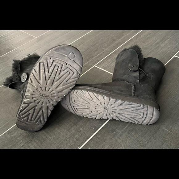 UGG Black Bailey Button sz 6 - Picture 8 of 11